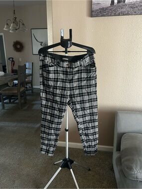 Maurices Black & White Plaid women’s Chinos